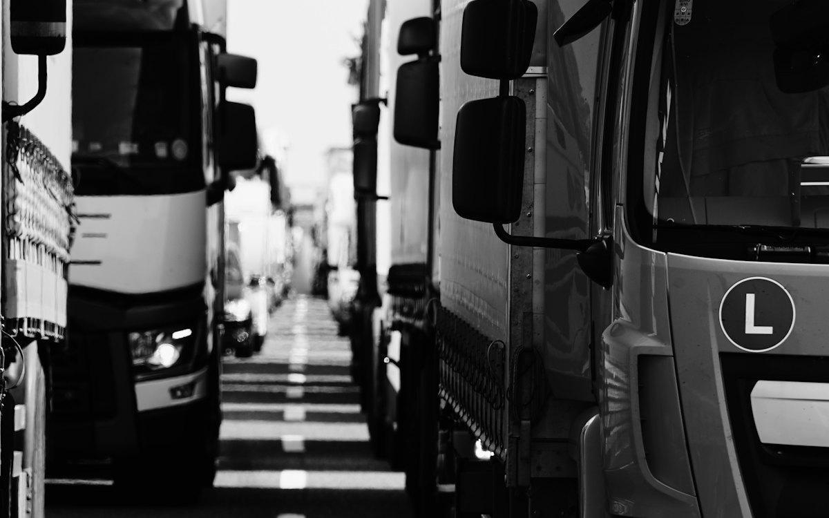 Fila de caminhões de carga estacionados